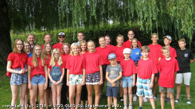 Hier das DLRG Steinhorst-Team mit 35 Personen, unter ihnen Wettkämpfer, Betreuer, Kampfrichter und Schlachtenbummler, auf den Weg zum 44. Saisonabschlussschwimmfest der DLRG Büchen im Waldschwimmbad Büchen.